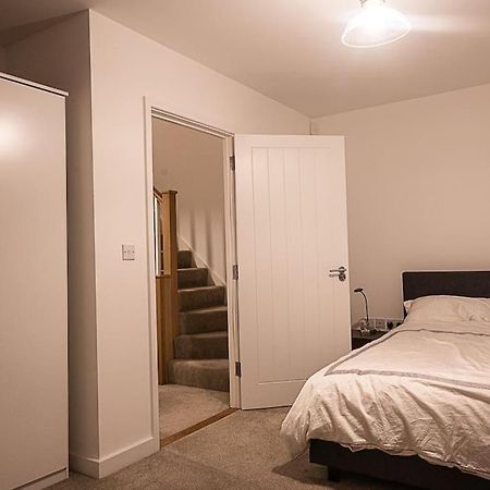 Exquisite Cozy House, Close To Train Station And Amenities Harold Wood Exterior photo