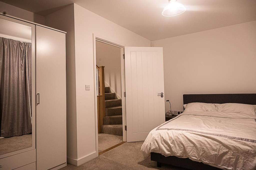 Exquisite Cozy House, Close To Train Station And Amenities Harold Wood Exterior photo