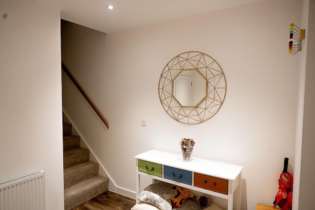Exquisite Cozy House, Close To Train Station And Amenities Harold Wood Exterior photo