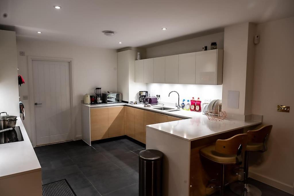Exquisite Cozy House, Close To Train Station And Amenities Harold Wood Exterior photo